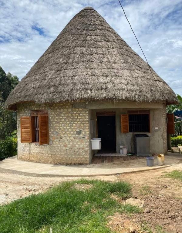 White Cat Farm Hut Inn (WHI) +256 760 730 215 Apartment in Uganda