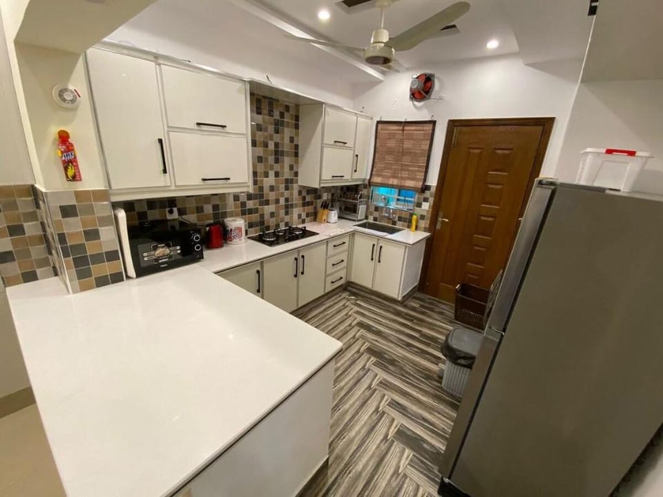 Brand New - 4 Bedroom - Luxurious - Park Villa Vacation rental in Lahore