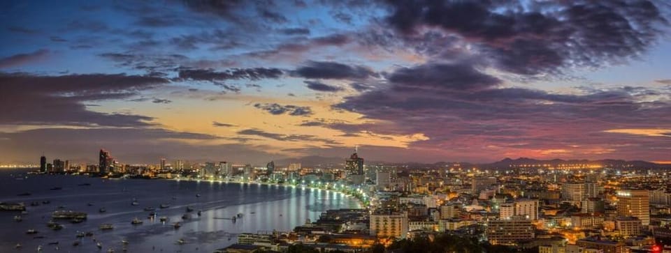 Art Under the Clouds 32nd floor sea view SuperHost Apartment in Pattaya City