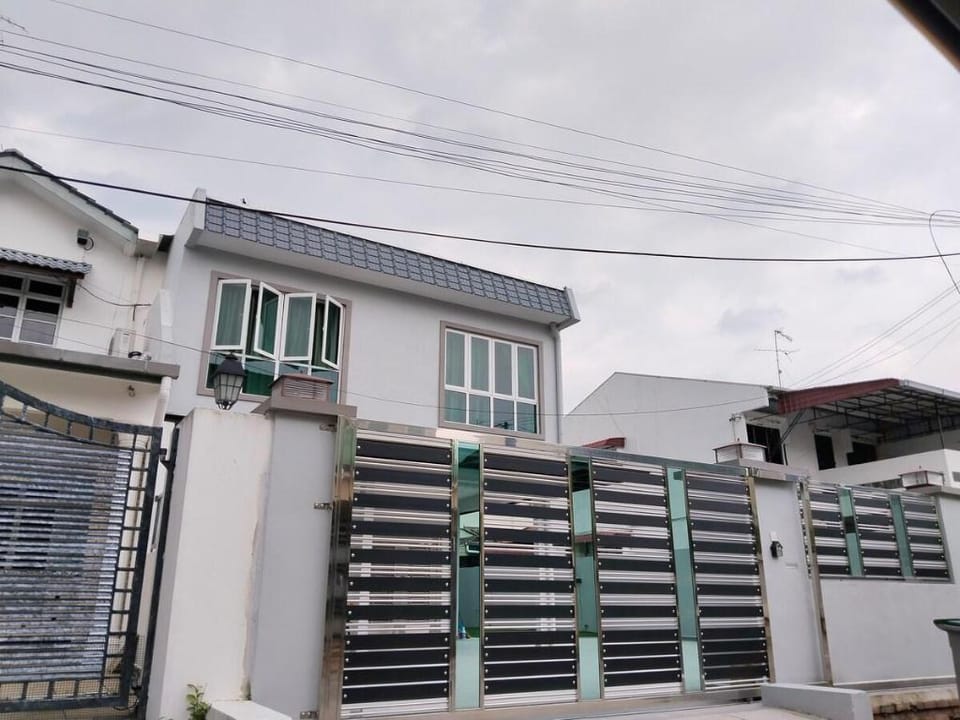 Angies CottageのSweet Home@Tmn Sentosa JB 16-30 pax Vacation rental in Johor Bahru