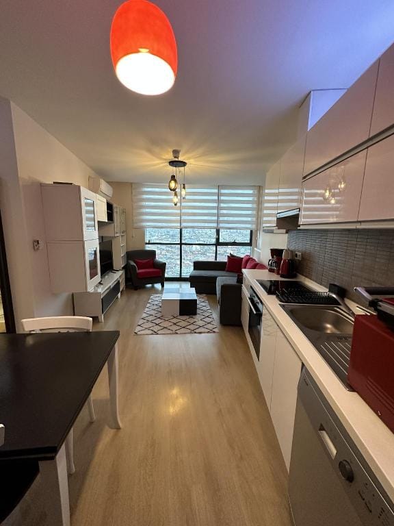 2 bedroom,7-24 secure, clean,equiped for long stay Apartment in Istanbul