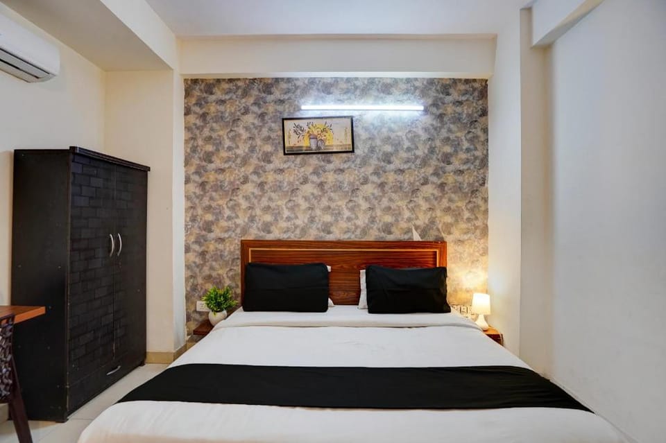 Super Collection O Umen Hotel Noida City Center Metro Station Hotel in Noida