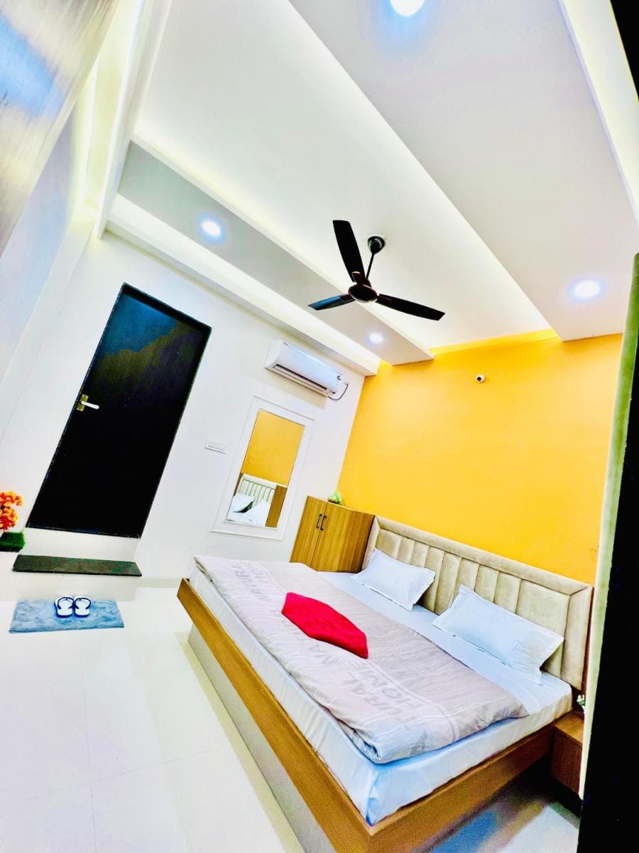 Hotel StayMore Premium Rooms and AC dorms Vacation rental in India