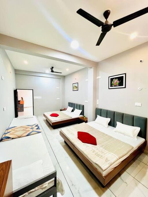 Hotel StayMore Premium Rooms and AC dorms Vacation rental in India