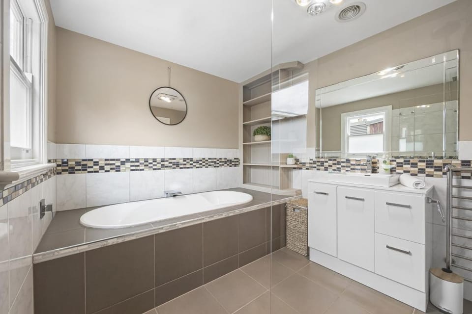 Lovely 3-Bed with Alfresco Dining in Prime Suburb Vacation rental in Ballarat