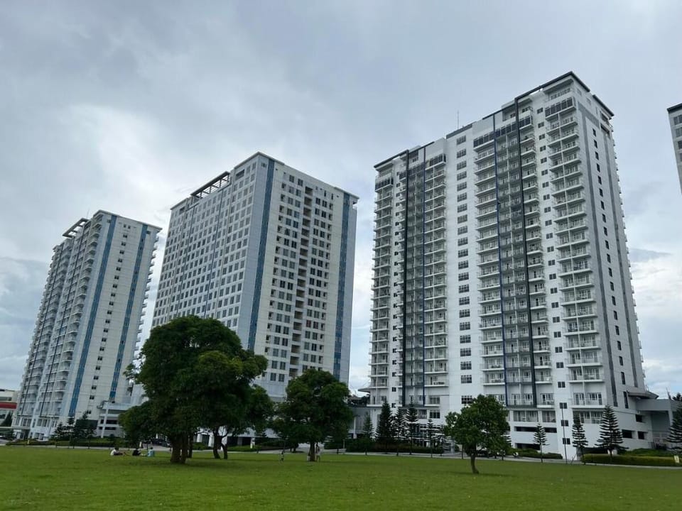 Lovely condo w/ balcony, overlooking Taal Volcano Apartment in Tagaytay