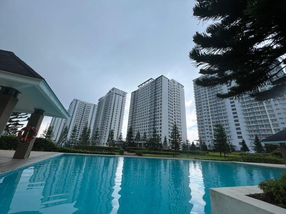 Lovely condo w/ balcony, overlooking Taal Volcano Apartment in Tagaytay