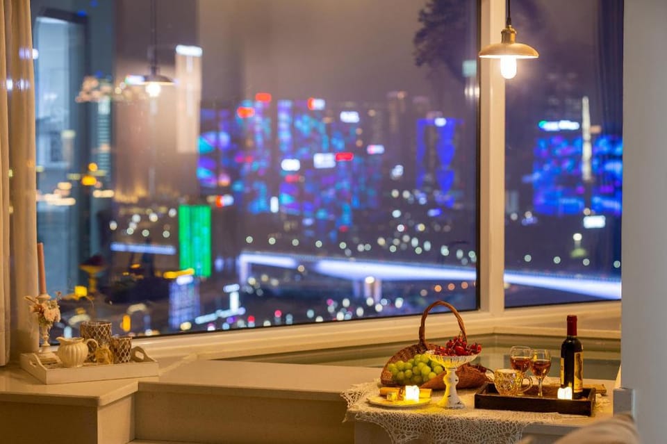 S日出&网红江景浴缸/近地铁站/洪崖洞/270度落地窗观重庆夜景大床房 Apartment in China