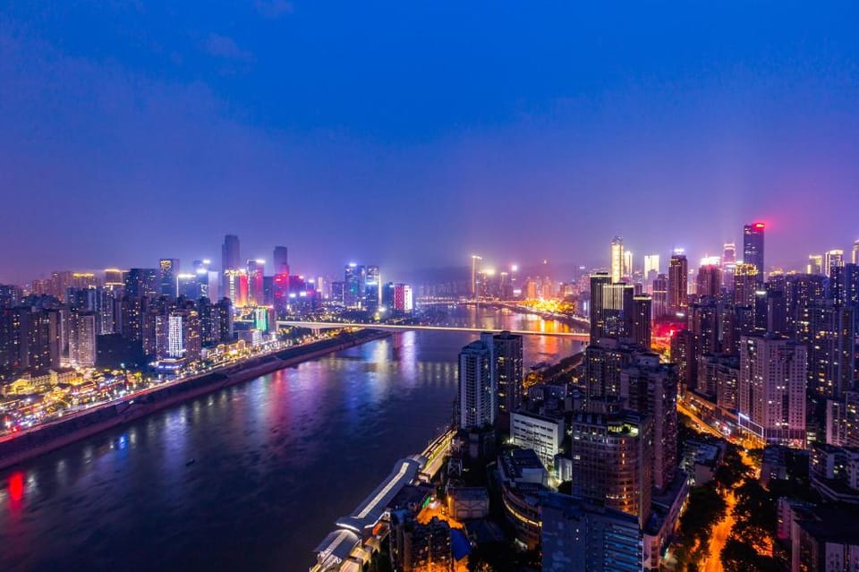S日出&网红江景浴缸/近地铁站/洪崖洞/270度落地窗观重庆夜景大床房 Apartment in China
