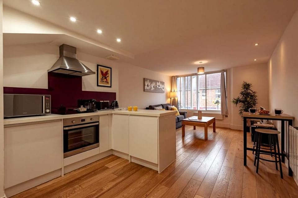 Newbury Town Centre Apartment FREE Wi-Fi Sleeps 7! Apartment in Newbury