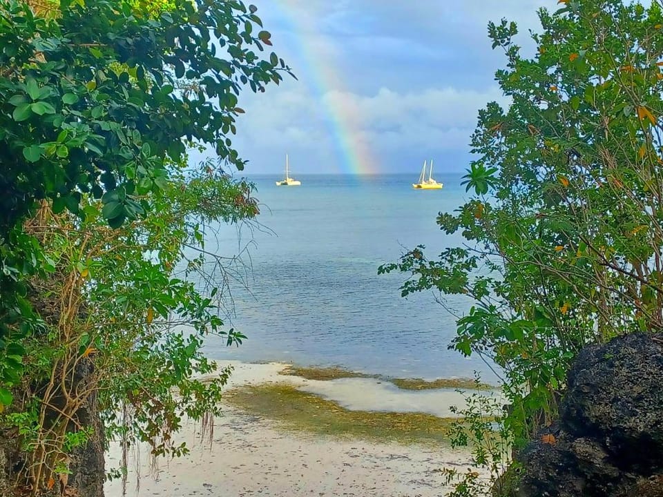 Camotes Nook - Budget Beachfront, Beyond Beautiful Apartment in Central Visayas