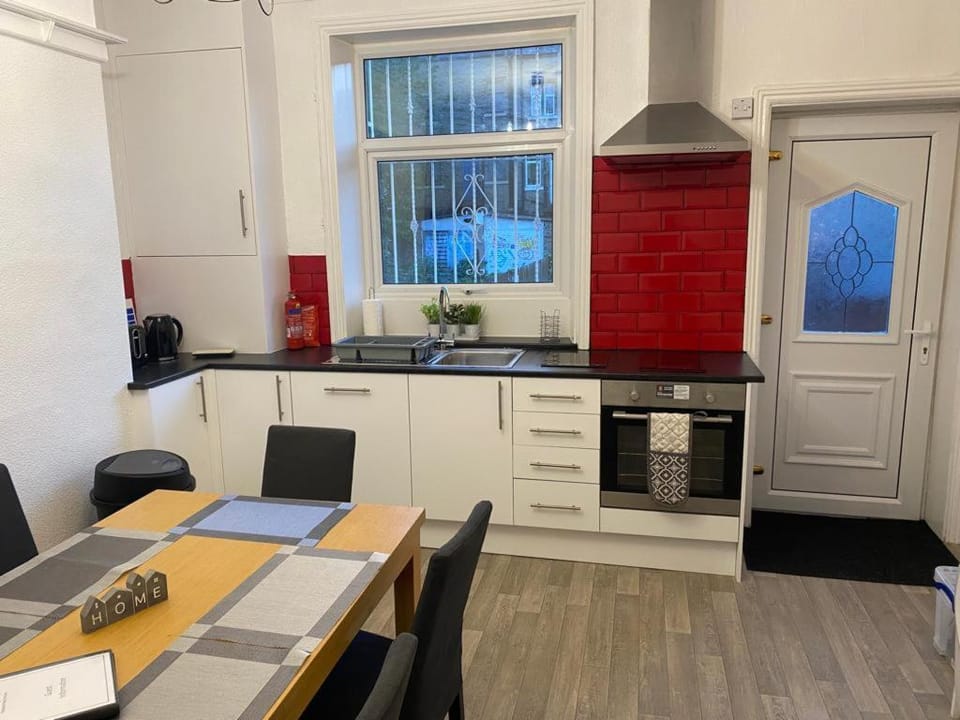 Spacious 4 Bedroom Townhouse Vacation rental in Leeds