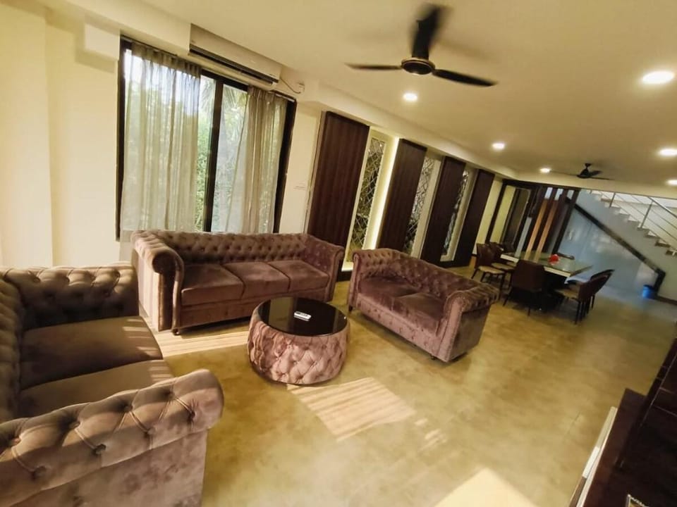 Lavish 4BHK Villa with Pool - Lake & Hill View Villa in Baga