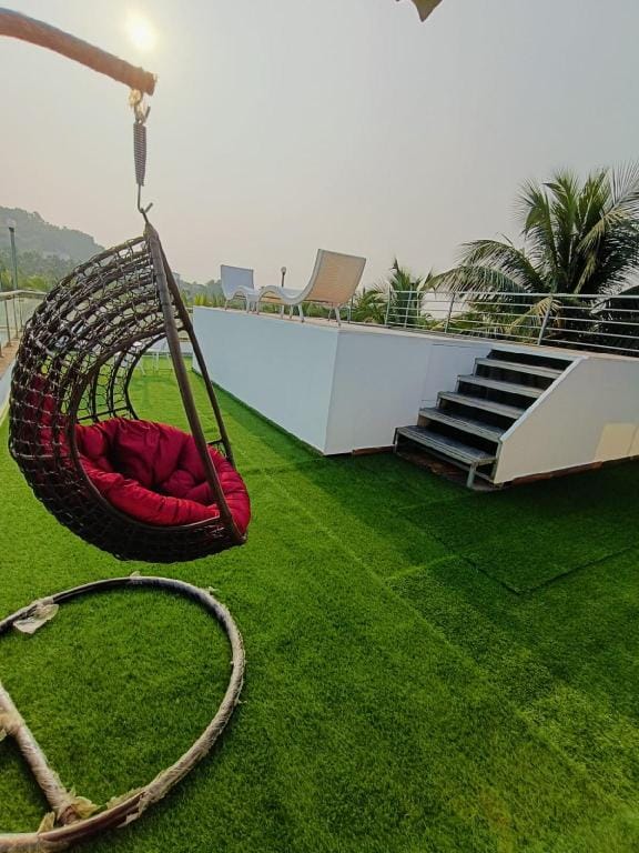 Lavish 4BHK Villa with Pool - Lake & Hill View Villa in Baga