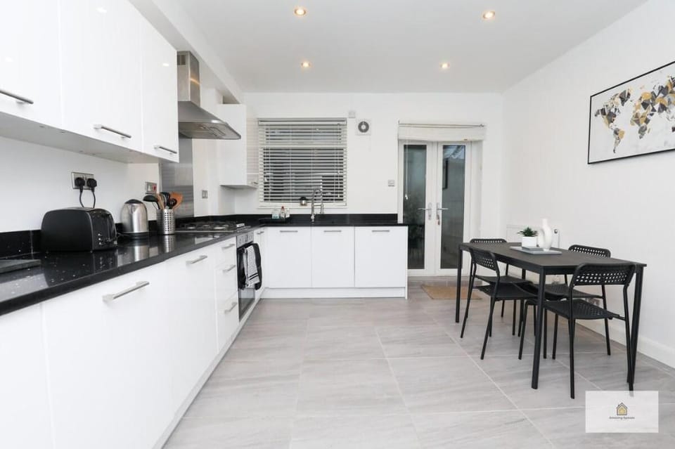 Modern 4-Bedroom 2-Bathroom with Off Road Parking Vacation rental in Warrington