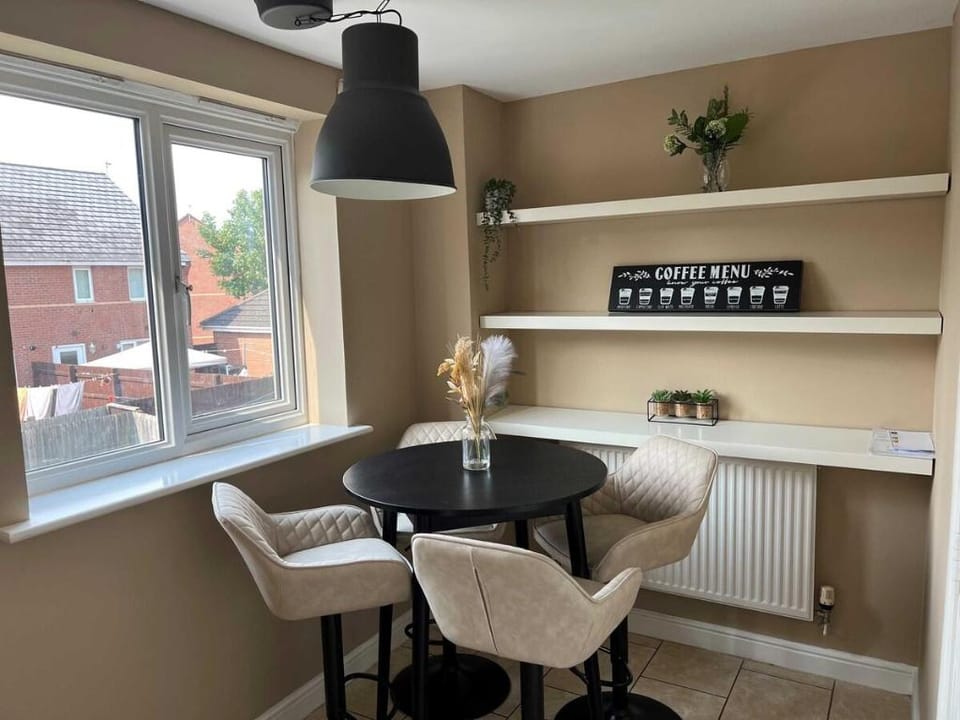 Large 4Bed 3Bathroom TownHouse Vacation rental in Warrington