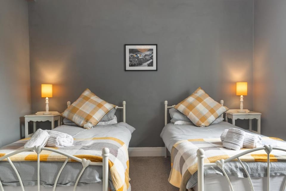Caldey Island View - Sea Views and Log Burner Apartment in Wales
