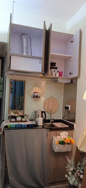 Vibrant studio near Olympic MTR quiet Apartment in Hong Kong