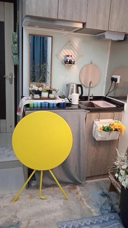 Vibrant studio near Olympic MTR quiet Apartment in Hong Kong