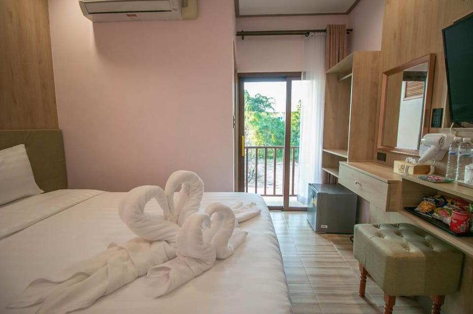 Standard Queen room - หยกน้ำผึ้ง Calsite ladycute Apartment in Chon Buri Changwat