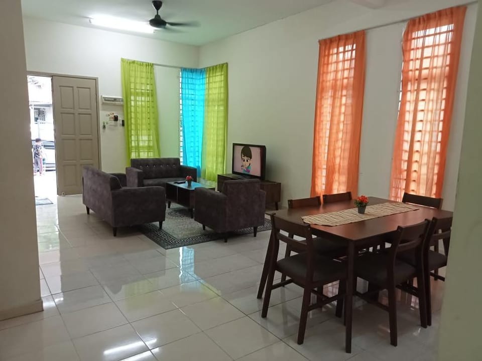 12 px @ 4 BD near Durian Tunggal Vacation rental in Malacca