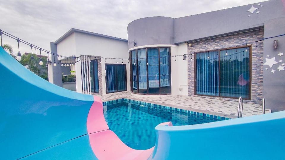 Areesuk Poolvilla อารีสุข พูลวิลล่า  Vacation rental in Chon Buri Changwat