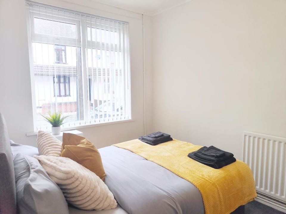 Large 3 bed House Wolverhampton Families and Contractors Vacation rental in Wolverhampton