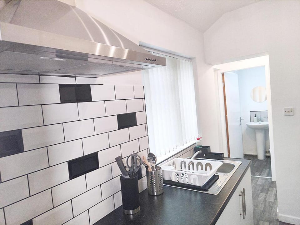 Large 3 bed House Wolverhampton Families and Contractors Vacation rental in Wolverhampton