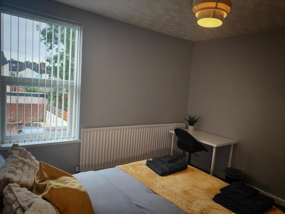 Large 3 bed House Wolverhampton Families and Contractors Vacation rental in Wolverhampton