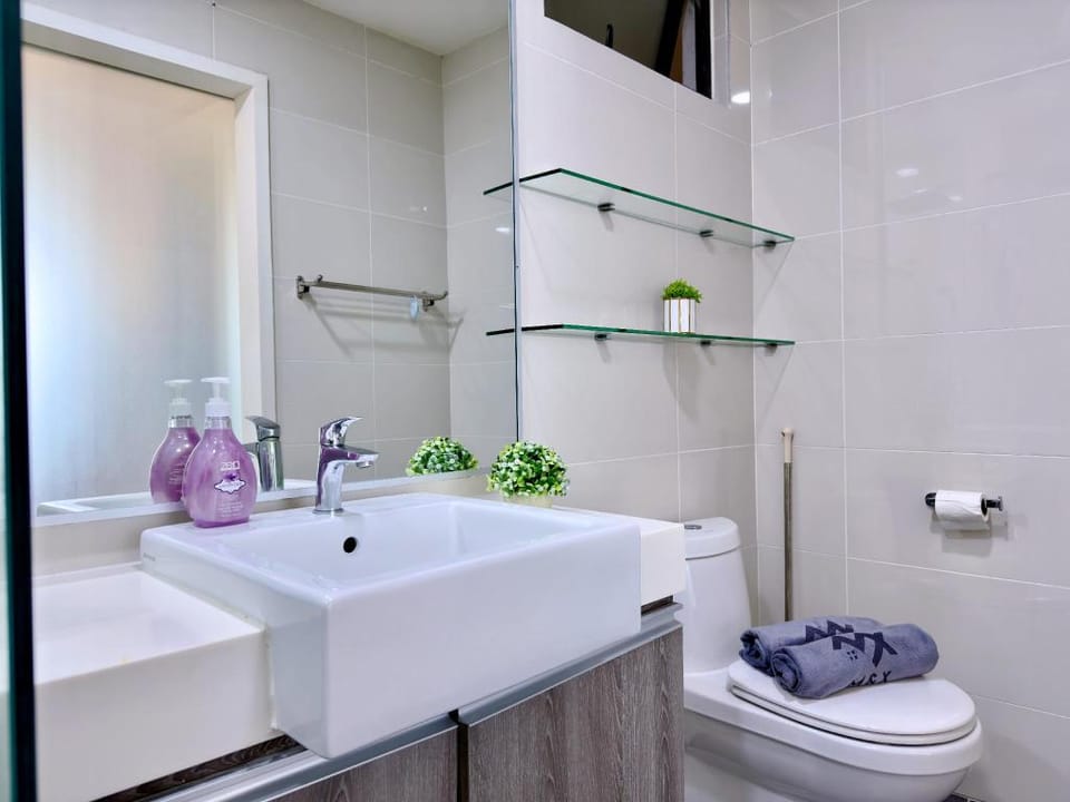 MidValley Southkey Mosaic 5-9pax SmartTV 70inch - Netflix SM Apartment in Johor Bahru