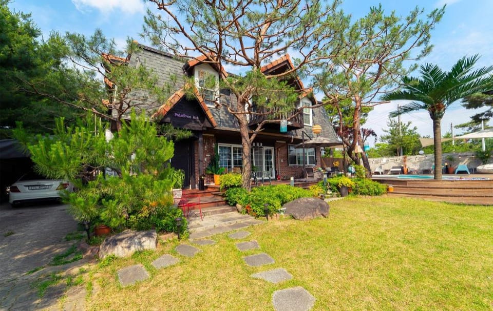 Palm tree art Bed and Breakfast in Gyeonggi-do