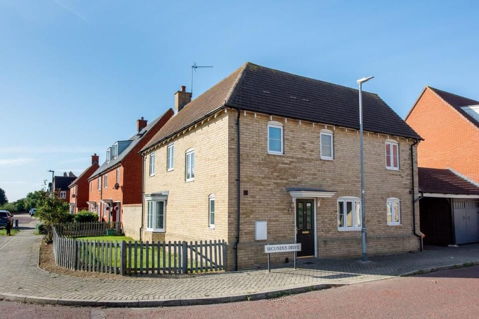 3 Bed House - Fast WiFi - King Beds - Pet Friendly Vacation rental in Colchester