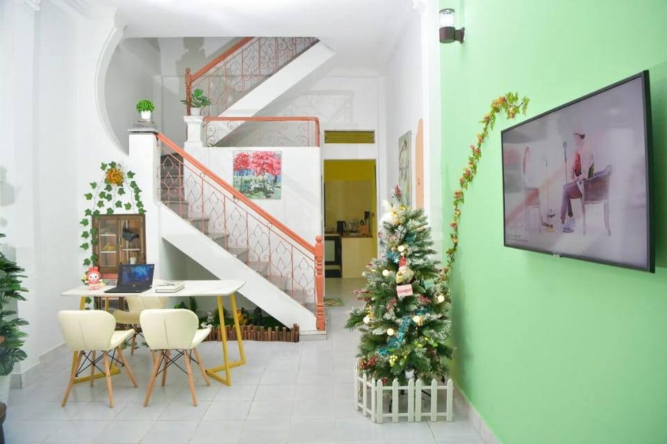 Hằng Home - 4BRs • Train View • Balcony • Gym Vacation rental in Hanoi