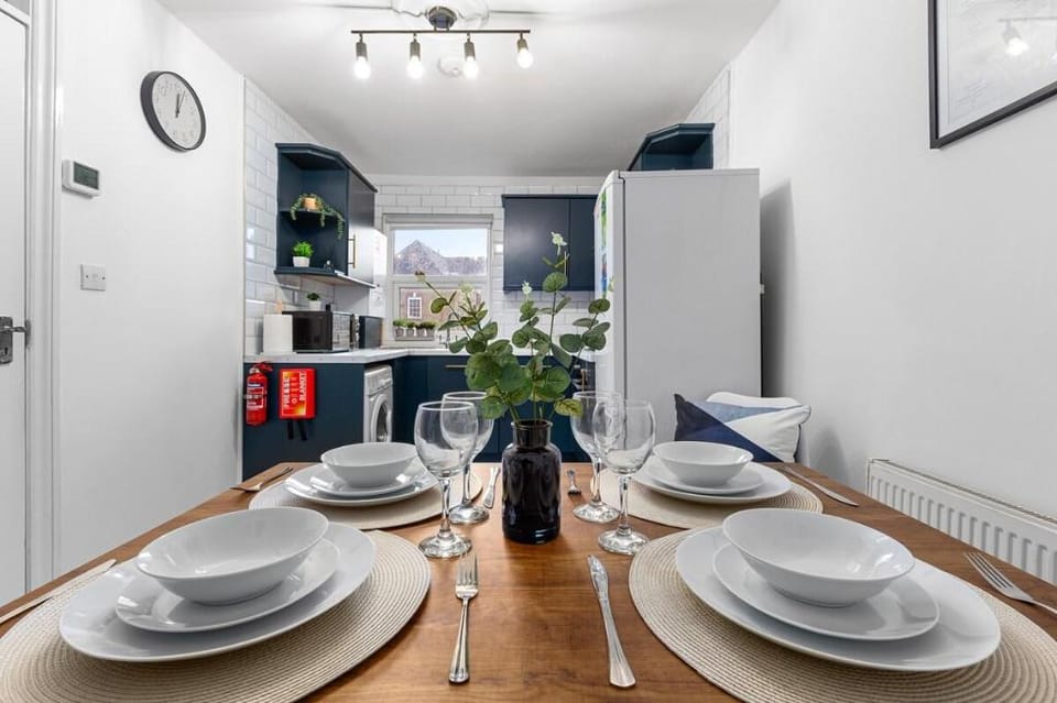 Lavish 1 Bedroom flat next to Arsenal & train Vacation rental in London Borough of Islington