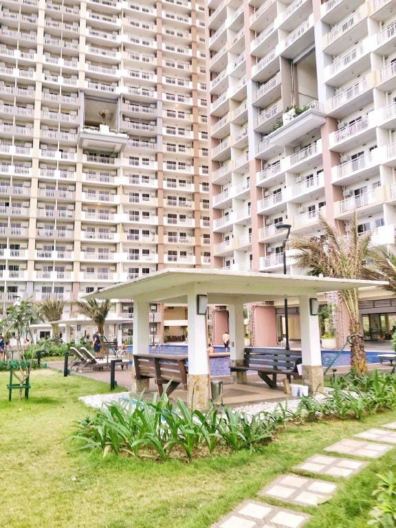 Stylish 2BR Condo | Wi-Fi | with Free Parking Apartment in Quezon City