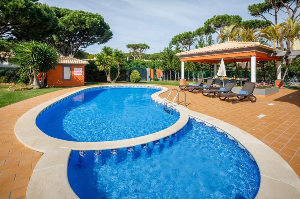 Vila 4 Suites   1 Quarto Criança, Pisicina Aquec Villa in Olhos de Água