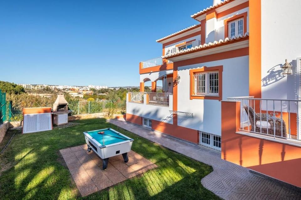 Vila 7 + 1 BEDROOM PRIVATE VILLA, HEATED POOL, BBQ. Vacation rental in Olhos de Água