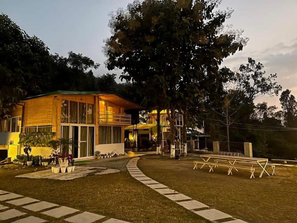 Saraiville, 8 BR Riverside Retreat in Hills Villa in Dehradun