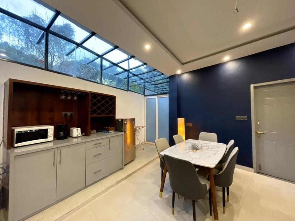 Saraiville, 8 BR Riverside Retreat in Hills Villa in Dehradun