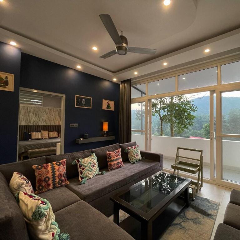 Saraiville, 8 BR Riverside Retreat in Hills Villa in Dehradun