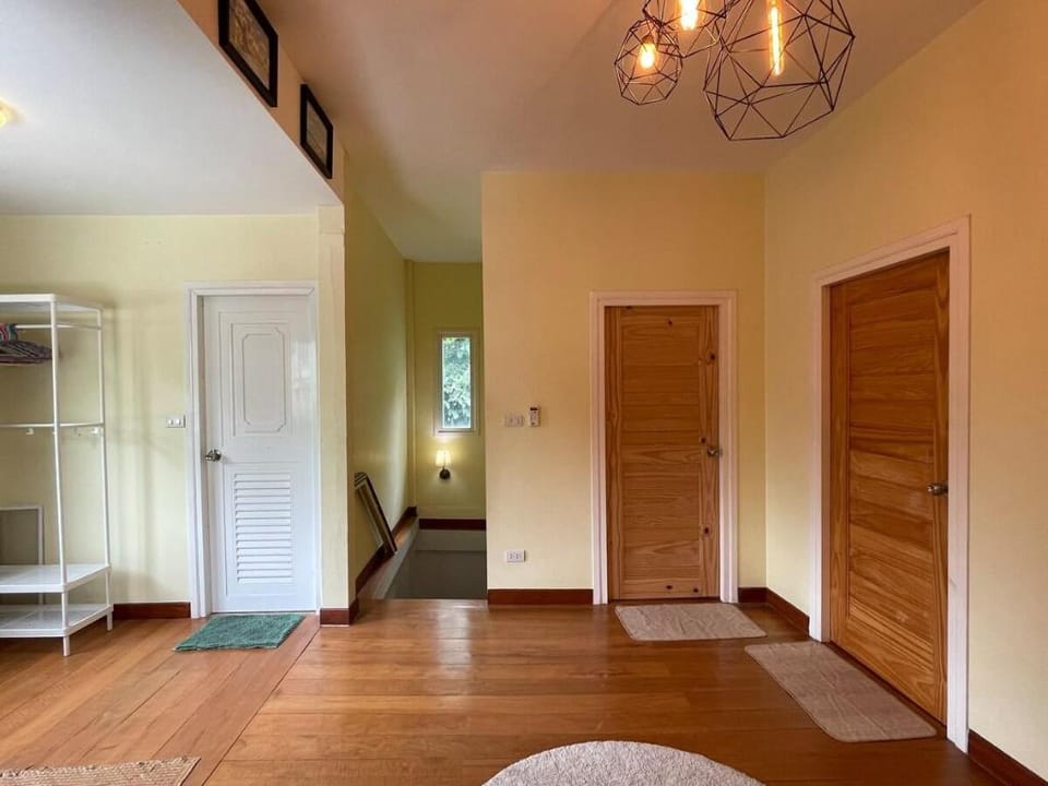 EntireSingleHouse 2br 400m-MRT HuaiKwang 2carpark Vacation rental in Bangkok