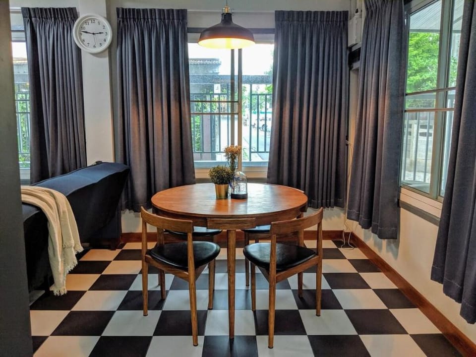 EntireSingleHouse 2br 400m-MRT HuaiKwang 2carpark Vacation rental in Bangkok