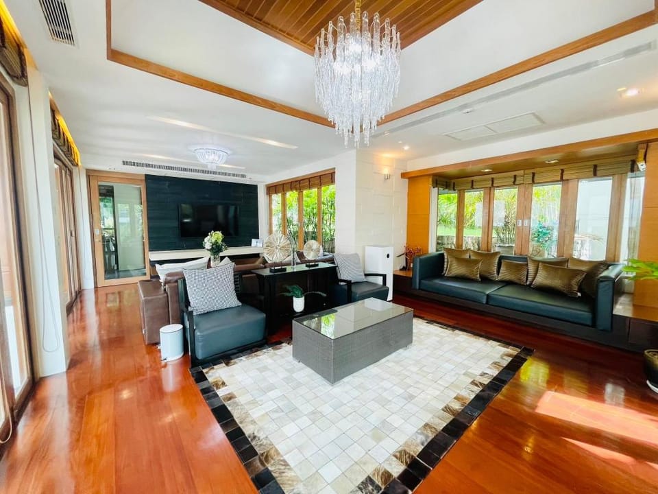Pattaya 5-Bedroom Beachfront Seaview Pool Villa Villa in Pattaya City