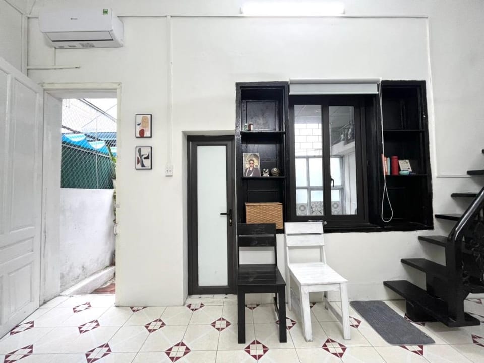 Central spacious 2-floor apartment - Authentic Hanoi quiet local alley - Train Cafe street Apartment in Hanoi