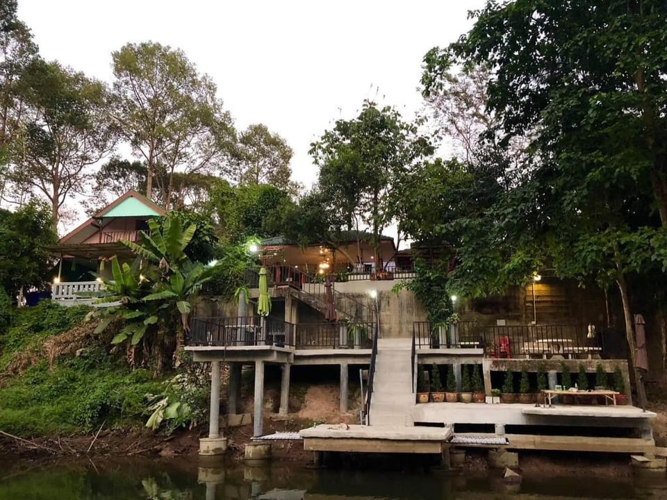 Homestay บ้านอิ่มบุญ บ้านริมน้ำ นครนายก Vacation rental in Laos