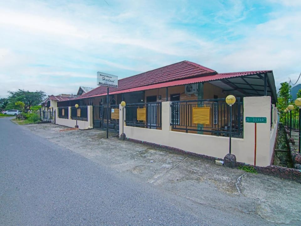 OYO 2946 Handira Homestay Hotel in Padang