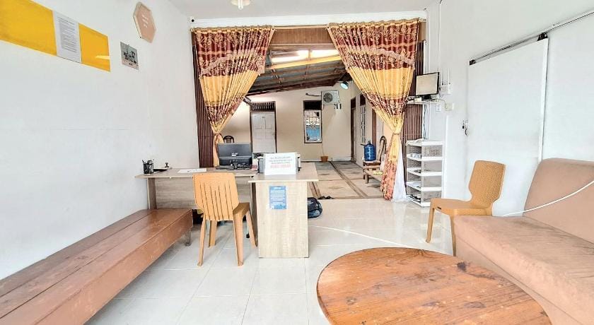 OYO 2946 Handira Homestay Hotel in Padang