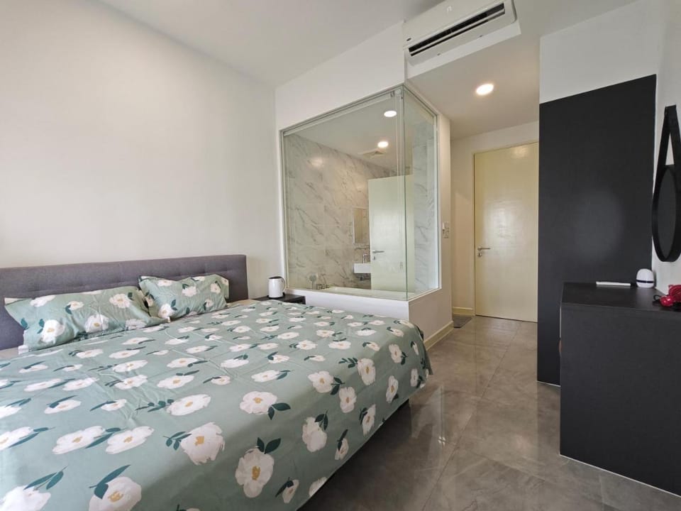 Trevor bathtub Imperio residence seaview jonker5min Apartment in Malacca
