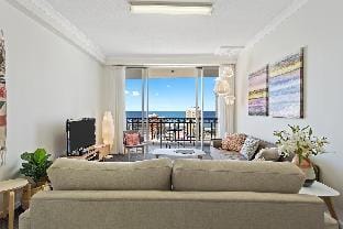 Paradise Found: Ocean-View 2BR/2BA in Chevron! Vacation rental in Surfers Paradise