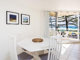 Lovely 2-bedroom beachfront unit with pool Vacation rental in Gold Coast